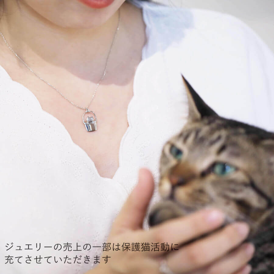 バケツに入った猫ネックレス