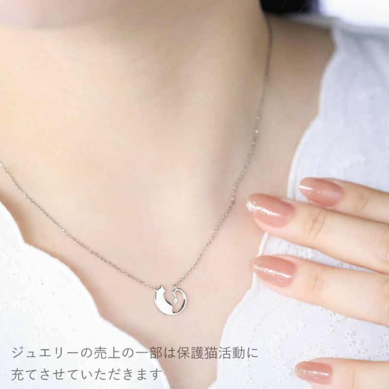 長いしっぽがチャームポイントのダイヤモンドネックレス